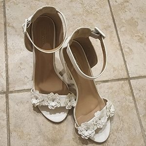 Beautiful white wedding/prom / formal heels.